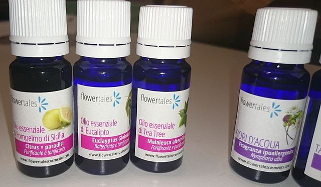 File:Pure natural essential oils (DermNet NZ 640px- 15 - ITALY - Oli essenziali puri naturali e fragranze ipoallergeniche - Pure natural essential oils and hypoallergenic fragrances).jpg