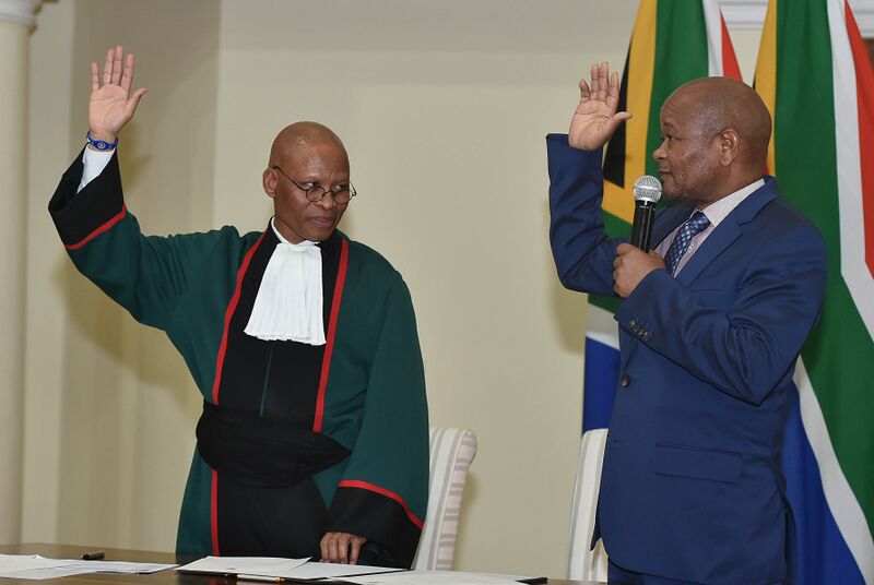 File:Chief Justice Mogoeng Mogoeng swears in newly appointed Ministers (GovernmentZA 47972102137).jpg