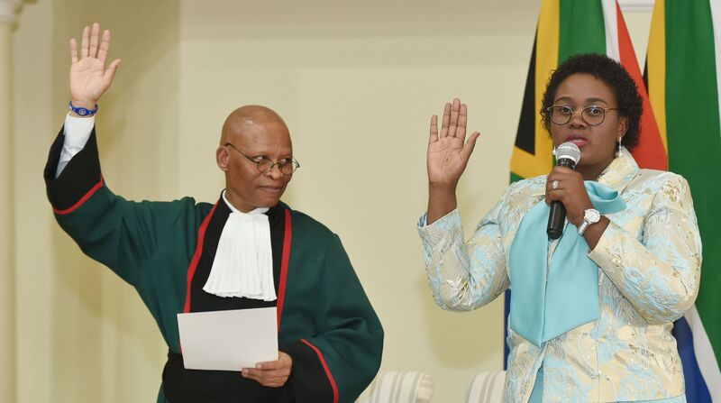 File:Chief Justice Mogoeng Mogoeng swears in newly appointed Ministers (GovernmentZA 47972164036).jpg