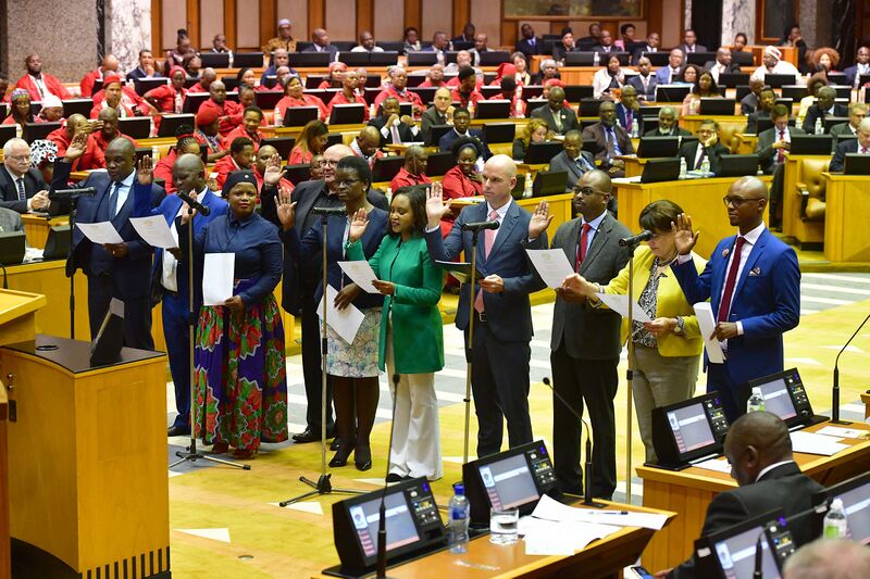 File:Chief Justice Mogoeng Mogoeng swears in designated members of the National Assembly (GovernmentZA 40941164463).jpg