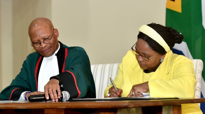 File:Chief Justice Mogoeng Mogoeng swears in newly appointed Ministers (GovernmentZA 47972119428).jpg