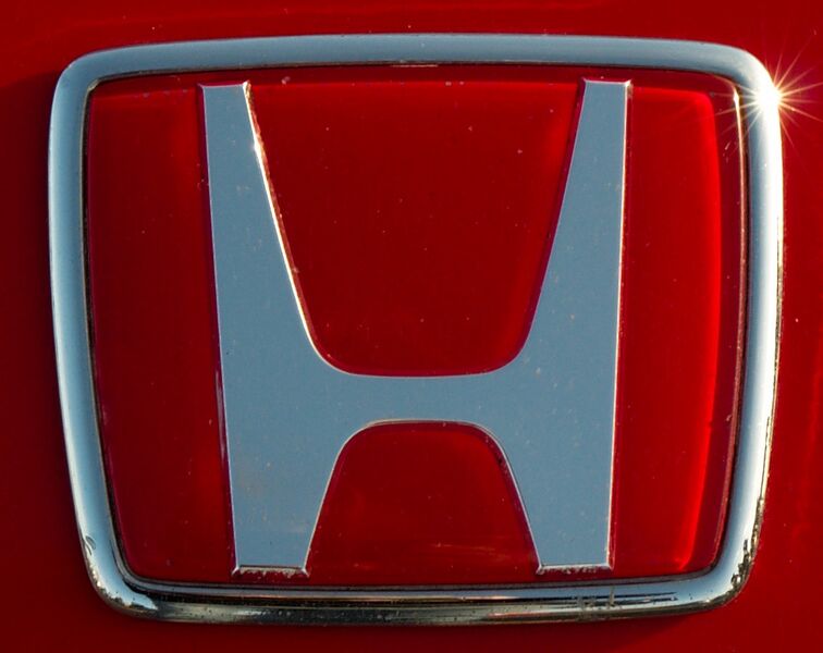 File:Honda badge (photo) (Radiopaedia 43355).jpg
