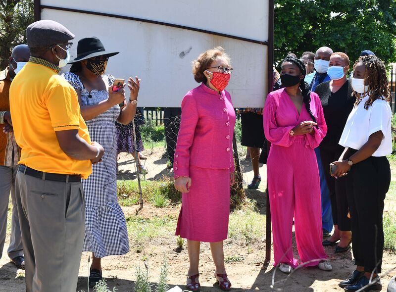 File:First Lady Dr Tshepo Motsepe inspects Art Hub at Khatlamping Primary School “Pink Room” Safe Space Initiative launch (GovernmentZA 50445235626).jpg