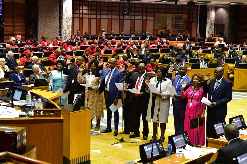 File:Chief Justice Mogoeng Mogoeng swears in designated members of the National Assembly (GovernmentZA 46991673185).jpg