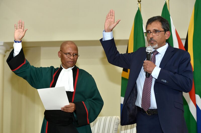 File:Chief Justice Mogoeng Mogoeng swears in newly appointed Ministers (GovernmentZA 47972117168).jpg