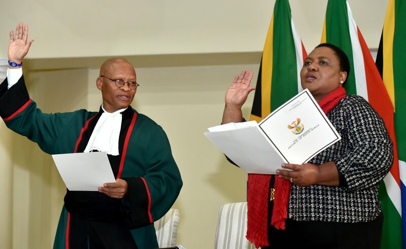 File:Chief Justice Mogoeng Mogoeng swears in newly appointed Ministers (GovernmentZA 47972167526).jpg