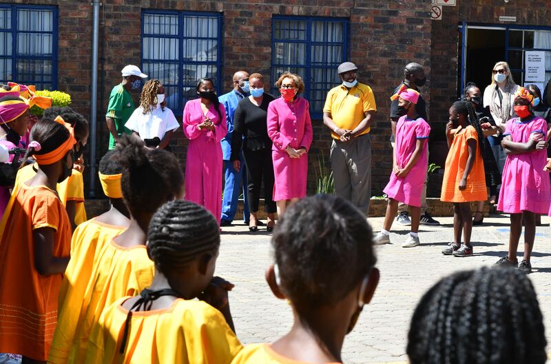 File:First Lady Dr Tshepo Motsepe inspects Art Hub at Khatlamping Primary School “Pink Room” Safe Space Initiative launch (GovernmentZA 50445235816).jpg