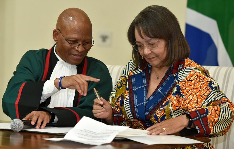File:Chief Justice Mogoeng Mogoeng swears in newly appointed Ministers (GovernmentZA 47972102502).jpg
