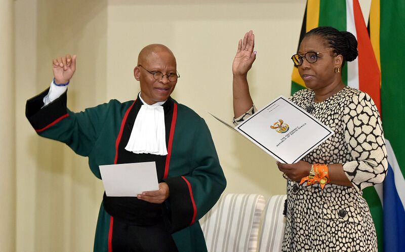 File:Chief Justice Mogoeng Mogoeng swears in newly appointed Ministers (GovernmentZA 47972103712).jpg