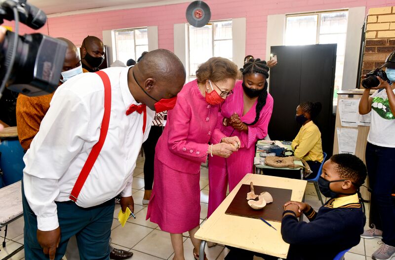 File:First Lady Dr Tshepo Motsepe inspects Art Hub at Khatlamping Primary School “Pink Room” Safe Space Initiative launch (GovernmentZA 50444543398).jpg