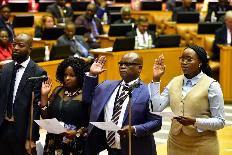 File:Chief Justice Mogoeng Mogoeng swears in designated members of the National Assembly (GovernmentZA 40941166763).jpg