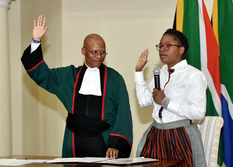 File:Chief Justice Mogoeng Mogoeng swears in newly appointed Ministers (GovernmentZA 47972102022).jpg