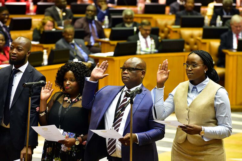 File:Chief Justice Mogoeng Mogoeng swears in designated members of the National Assembly (GovernmentZA 40941166953).jpg