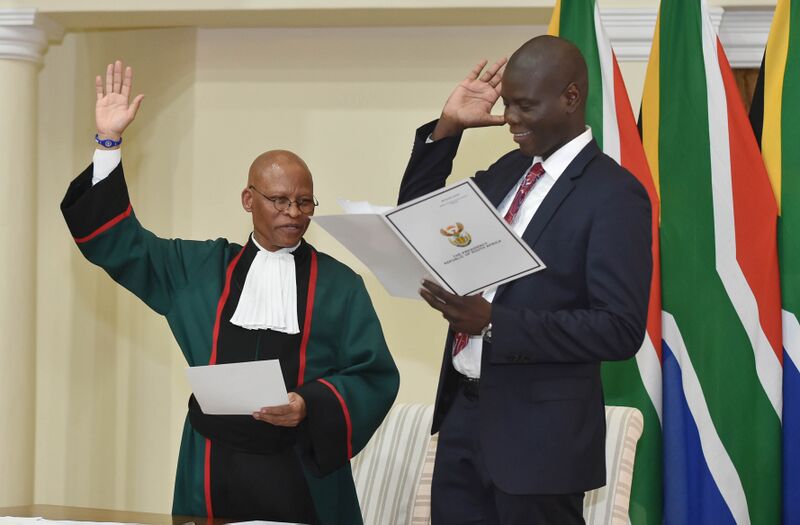 File:Chief Justice Mogoeng Mogoeng swears in newly appointed Ministers (GovernmentZA 47972162696).jpg
