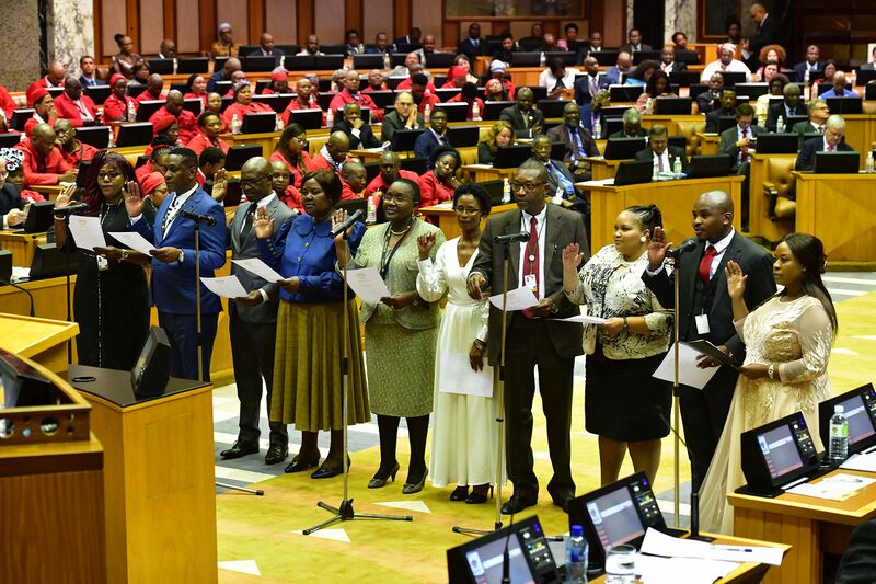 File:Chief Justice Mogoeng Mogoeng swears in designated members of the National Assembly (GovernmentZA 40941165093).jpg